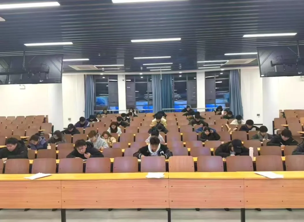 四级模拟 助你前行|运动医学院组织2025级本科生模拟大学英语四级 第2张