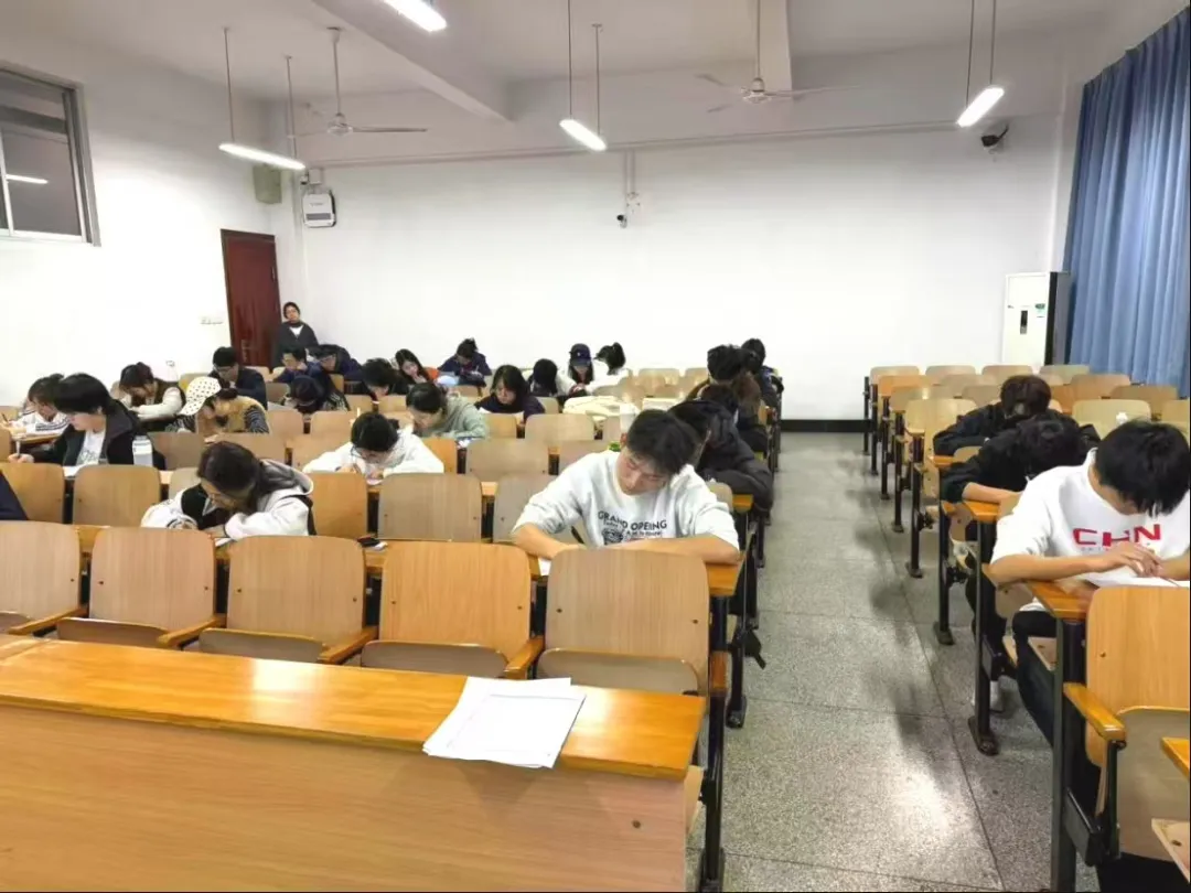 四级模拟 助你前行|运动医学院组织2025级本科生模拟大学英语四级 第4张