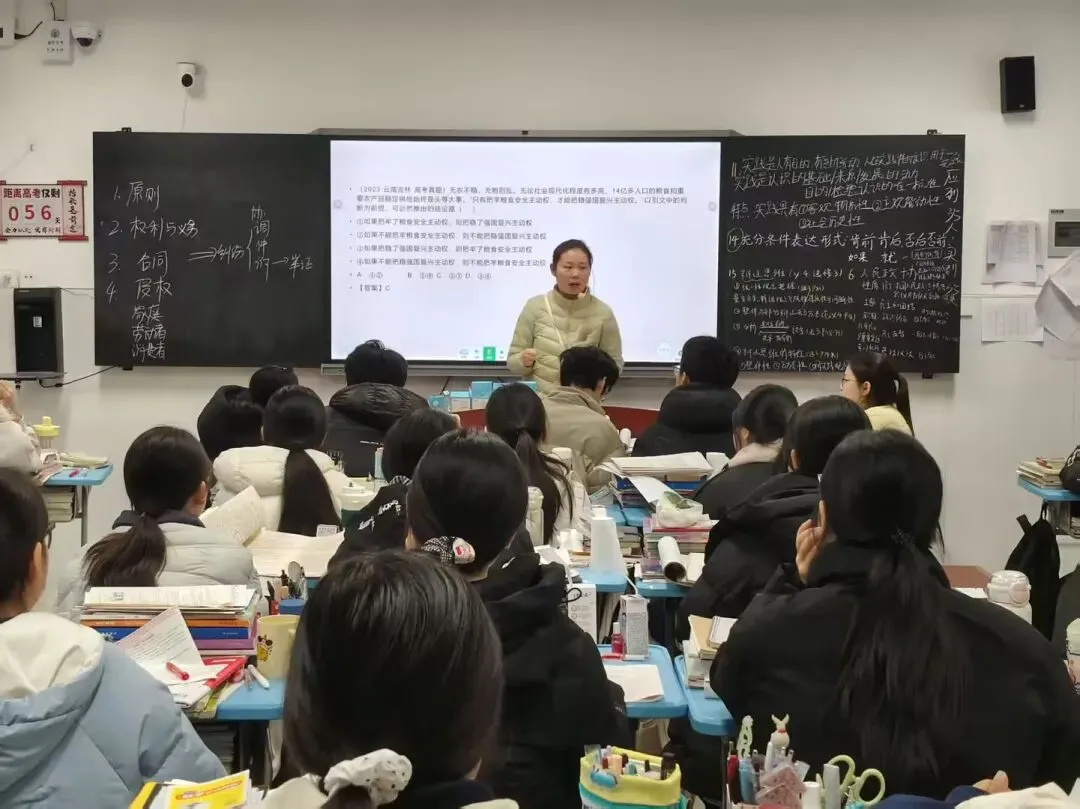 【学习交流】精评试卷促提升 以生为本显实效——陶阁高中政治名师工作室屈鑫霞老师开展高三讲评公开课 第1张
