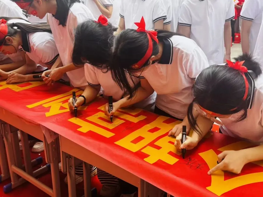 横州市龙湖学校举行2026年中考、小考百日誓师大会 第30张