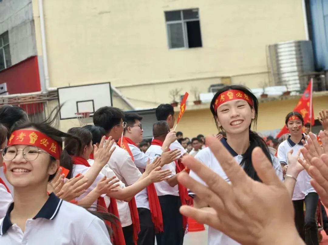 横州市龙湖学校举行2026年中考、小考百日誓师大会 第38张