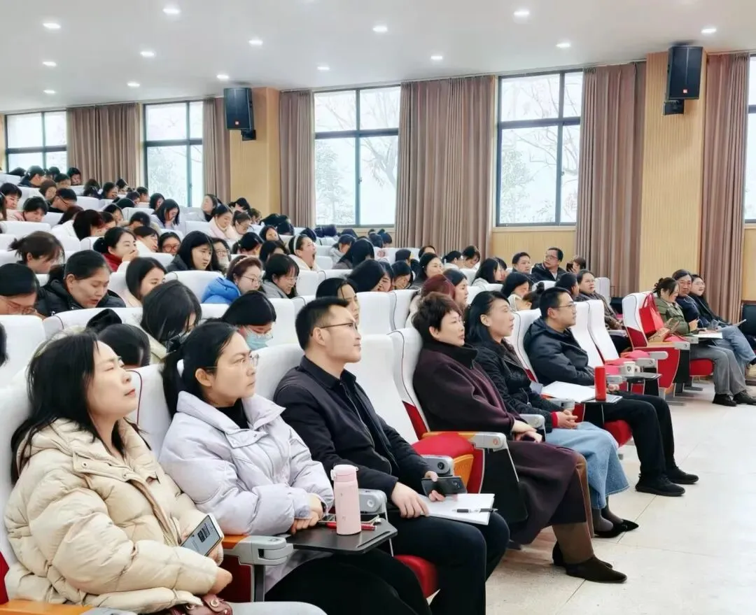 精准把脉明方向 以研促教备中考——南阳市第九完全学校承办2026年卧龙区英语中招一轮复习备考研讨会 第2张