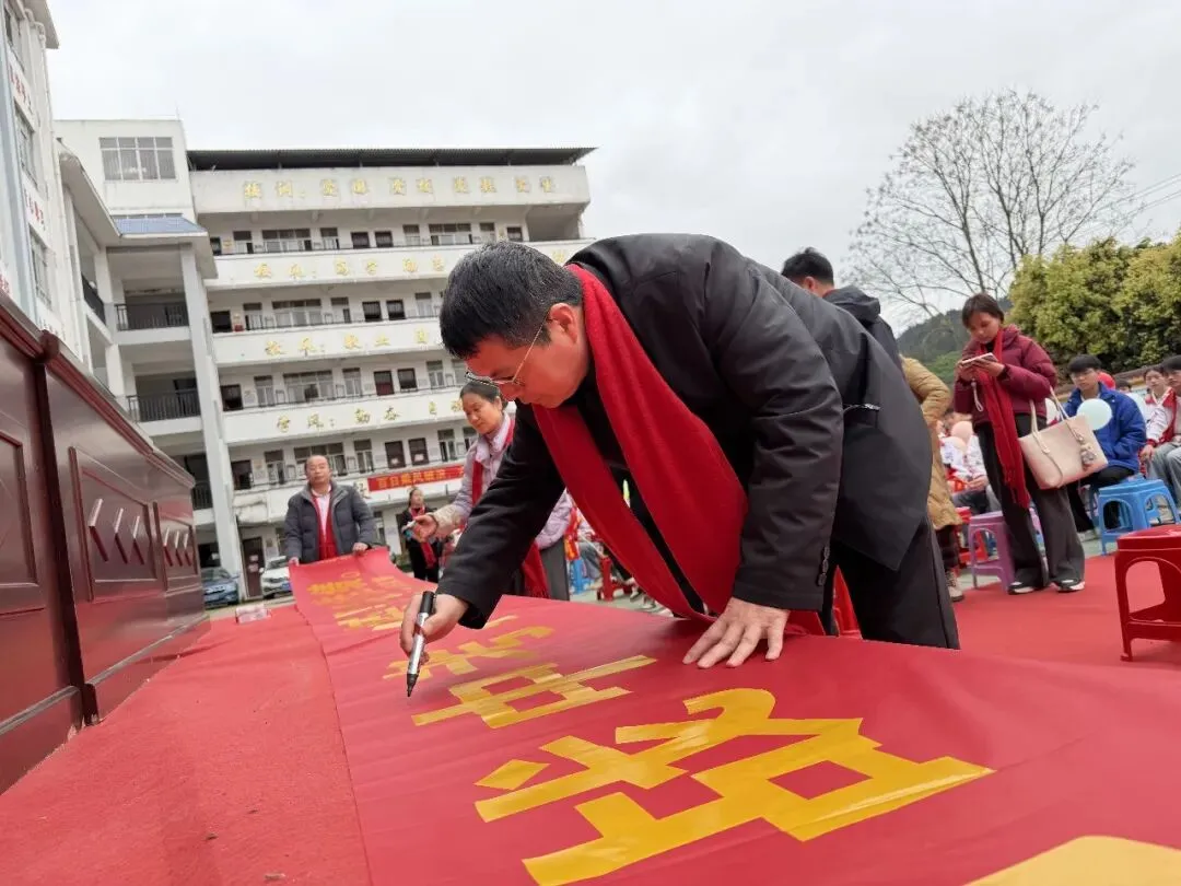 富禄乡中学举行2026年中考百日誓师大会 第11张