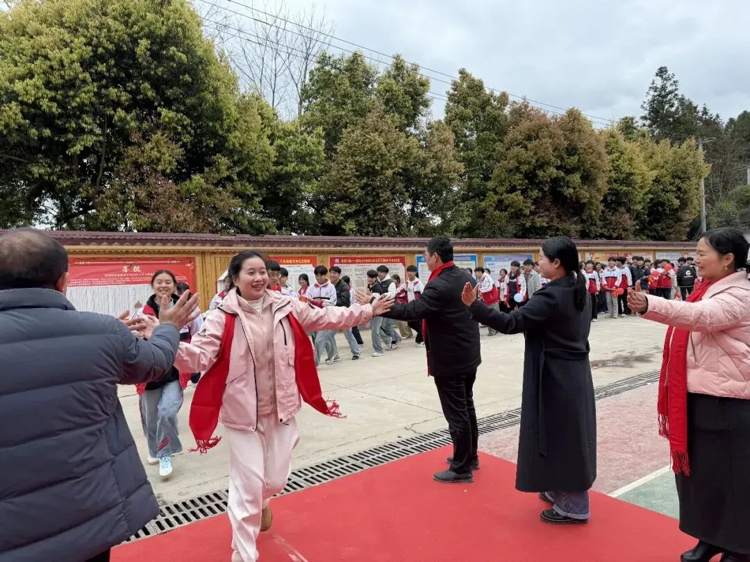 富禄乡中学举行2026年中考百日誓师大会 第15张