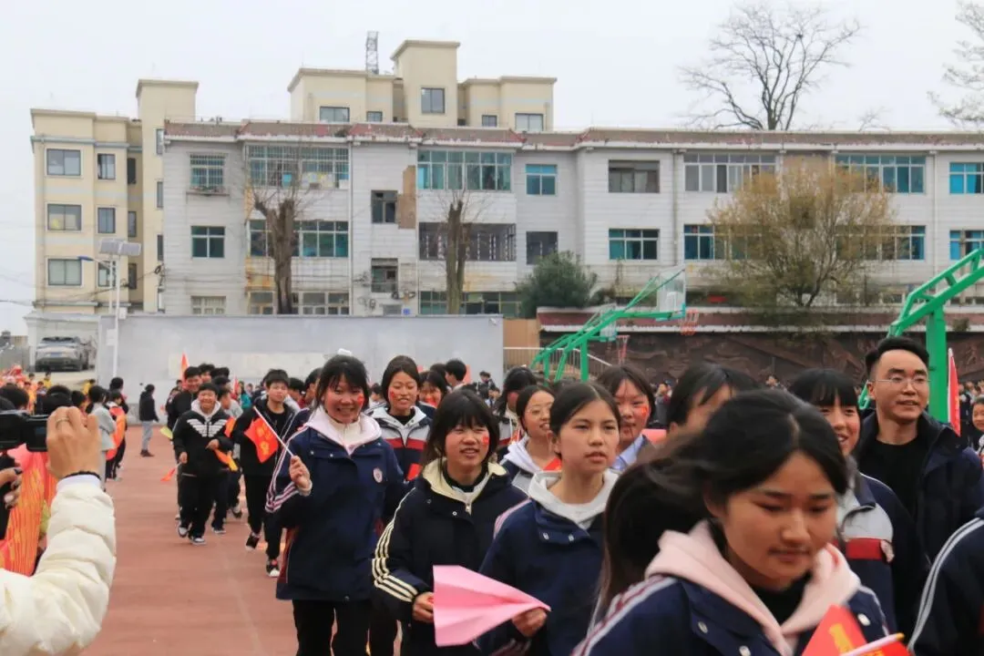 鏖战百日,策马扬鞭!卫城中学2026届中考百日誓师大会,燃动启航! 第26张 鏖战百日,策马扬鞭!卫城中学2026届中考百日誓师大会,燃动启航! 第26张