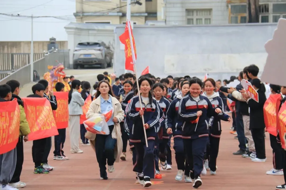 鏖战百日,策马扬鞭!卫城中学2026届中考百日誓师大会,燃动启航! 第27张 鏖战百日,策马扬鞭!卫城中学2026届中考百日誓师大会,燃动启航! 第27张