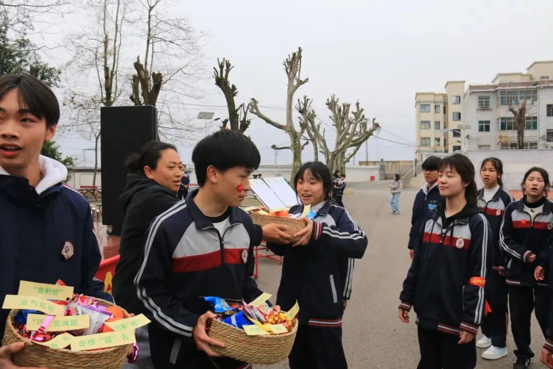 鏖战百日,策马扬鞭!卫城中学2026届中考百日誓师大会,燃动启航! 第47张 鏖战百日,策马扬鞭!卫城中学2026届中考百日誓师大会,燃动启航! 第47张