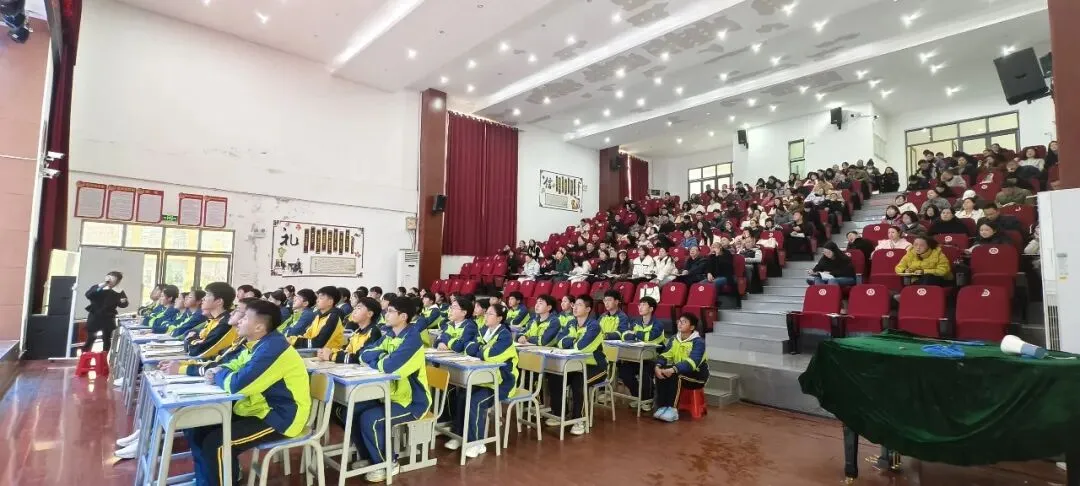 聚焦交际语境 共研中考作文——2026年铜仁城区初中语文备考研讨会在仁山学校圆满落幕 第3张 聚焦交际语境 共研中考作文——2026年铜仁城区初中语文备考研讨会在仁山学校圆满落幕 第3张