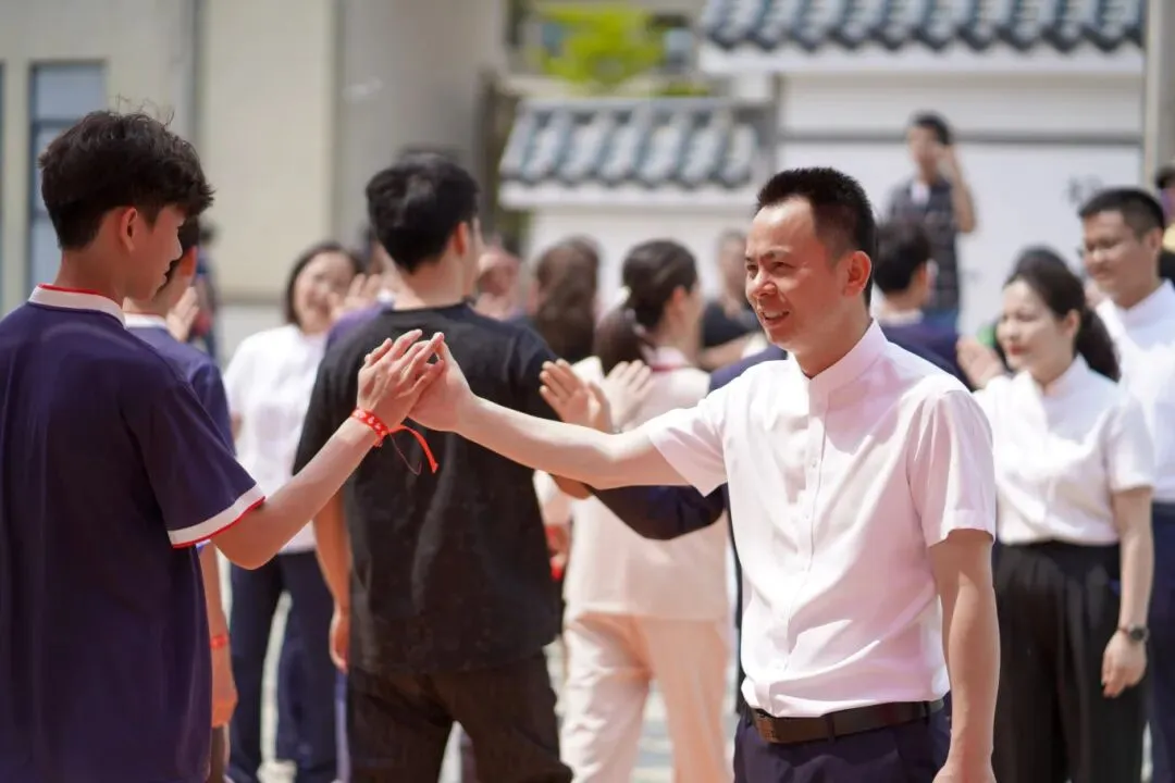 百日冲刺,梦想启航|我校2026届中考百日誓师大会圆满举行,少年亮剑逐梦前行! 第48张 百日冲刺,梦想启航|我校2026届中考百日誓师大会圆满举行,少年亮剑逐梦前行! 第48张