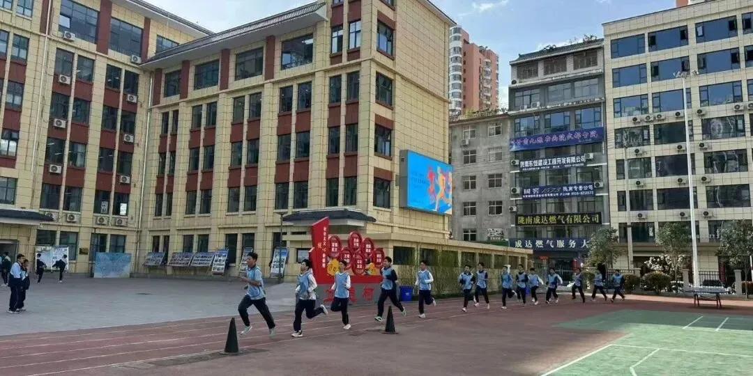 对标中考体考标准 锤炼拼搏精神——东江第二初级中学九年级学子全力以赴为梦想“热身” 第8张 对标中考体考标准 锤炼拼搏精神——东江第二初级中学九年级学子全力以赴为梦想“热身” 第8张