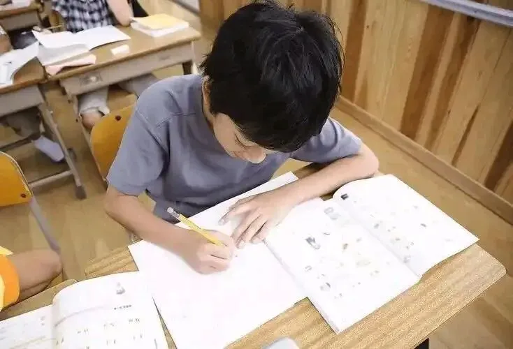 二年级娃考“倒数第一”,试卷走红全网!老师无言:这孩子智商太高,我教不了 第1张