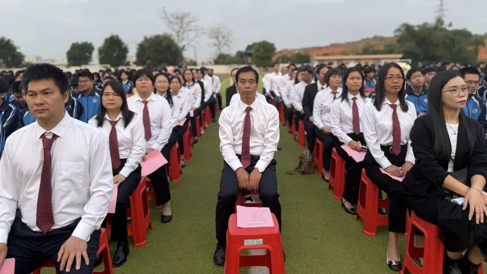 电白区实验中学隆重召开2026年中考提质增效动员大会 第31张