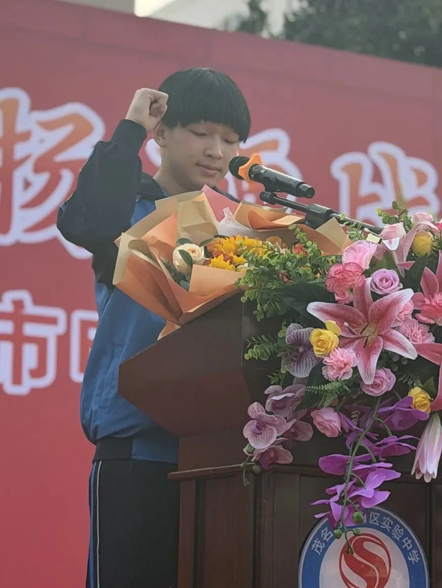 电白区实验中学隆重召开2026年中考提质增效动员大会 第68张