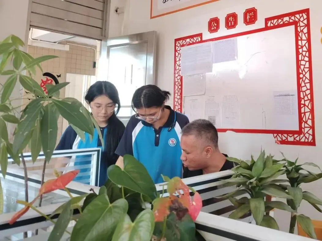 电白区实验中学隆重召开2026年中考提质增效动员大会 第90张