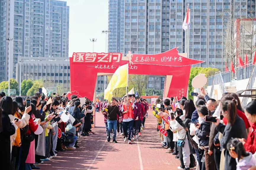 逐马扬鞭凌云志,青春逐梦赴中考 第69张