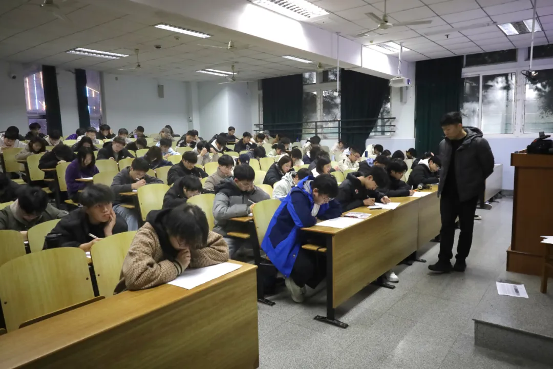 模拟实战练本领 精准备考筑根基——学院25届本科生英语四级圆满结束 第6张