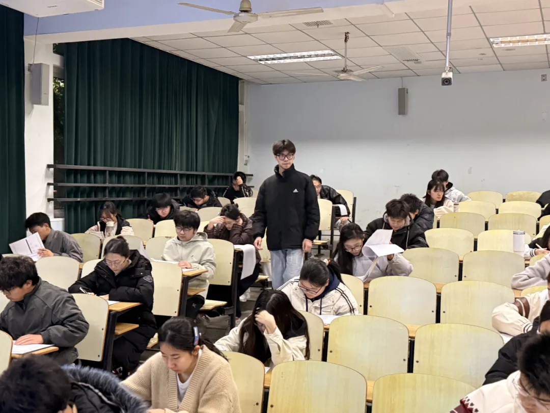 模拟实战练本领 精准备考筑根基——学院25届本科生英语四级圆满结束 第7张