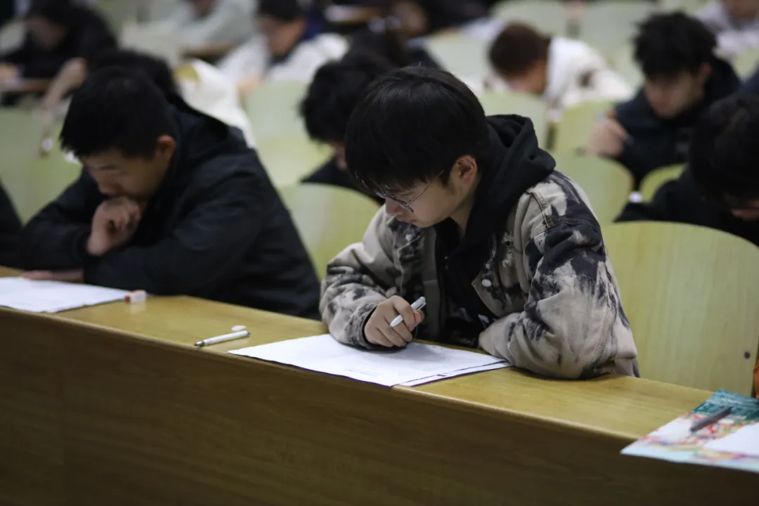 模拟实战练本领 精准备考筑根基——学院25届本科生英语四级圆满结束 第9张