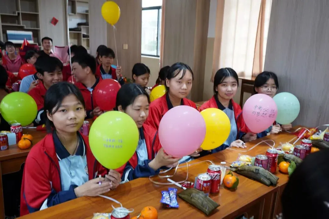 冲刺中考,为梦而战!容县侨乡中小学2026年誓师大会 第21张 冲刺中考,为梦而战!容县侨乡中小学2026年誓师大会 第21张