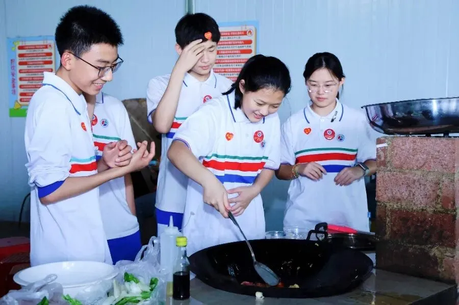 决胜中考 | 少年当有凌云志,敢向天地借长风 ——广州市景中实验中学举行2026届初三百日誓师大会 第18张