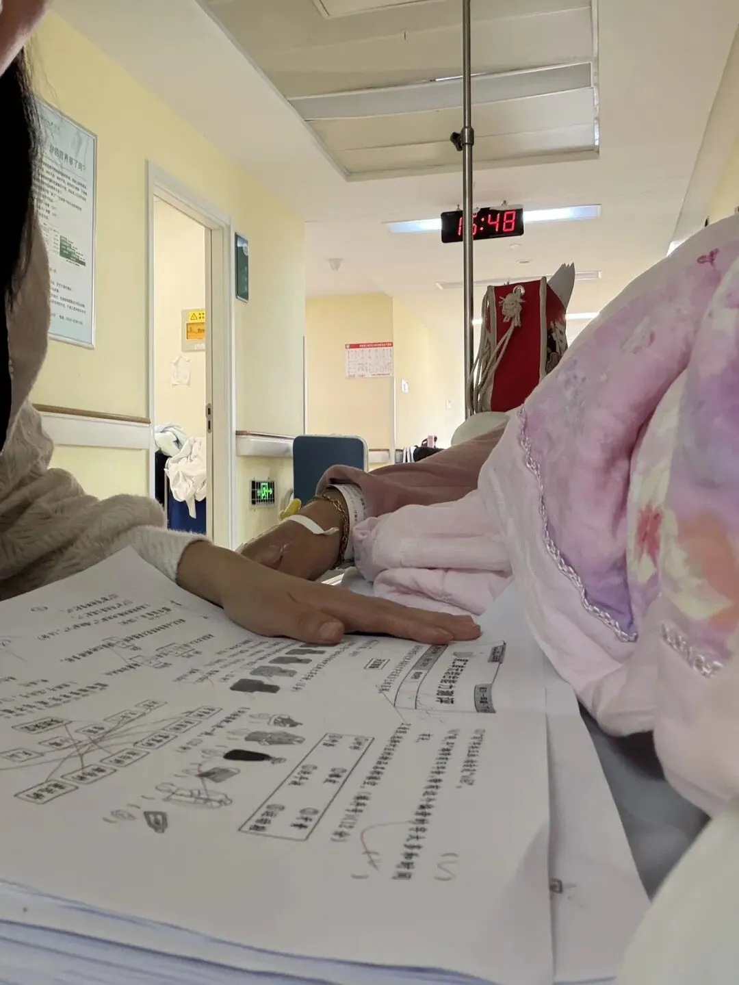 我在医院走廊改完了试卷:成年人坚强,都是身不由己 第1张