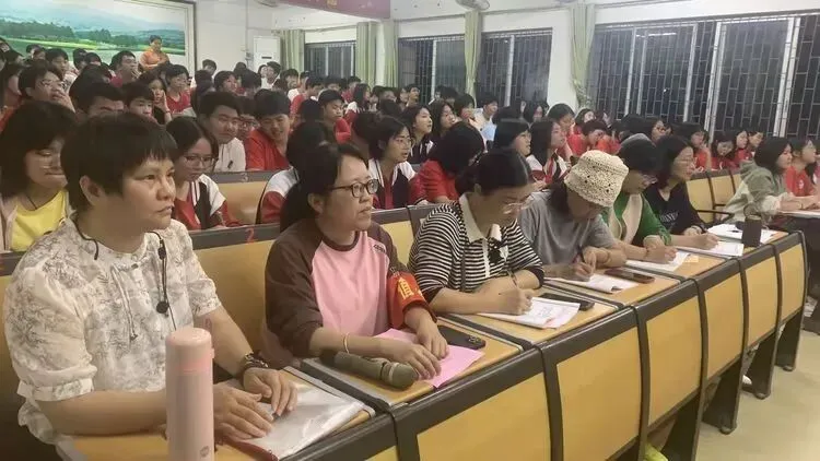 精研作文备考 赋能中考冲刺——玉林市玉州区南江苗园中学九年级语文备考作文专题公开课圆满举行 第9张