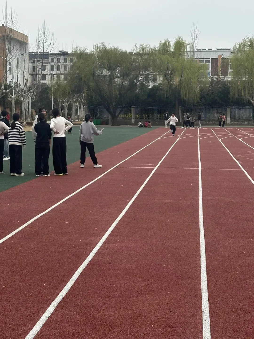 体育中考最后10天:拼命训练的孩子竟然被孤立了? 第2张