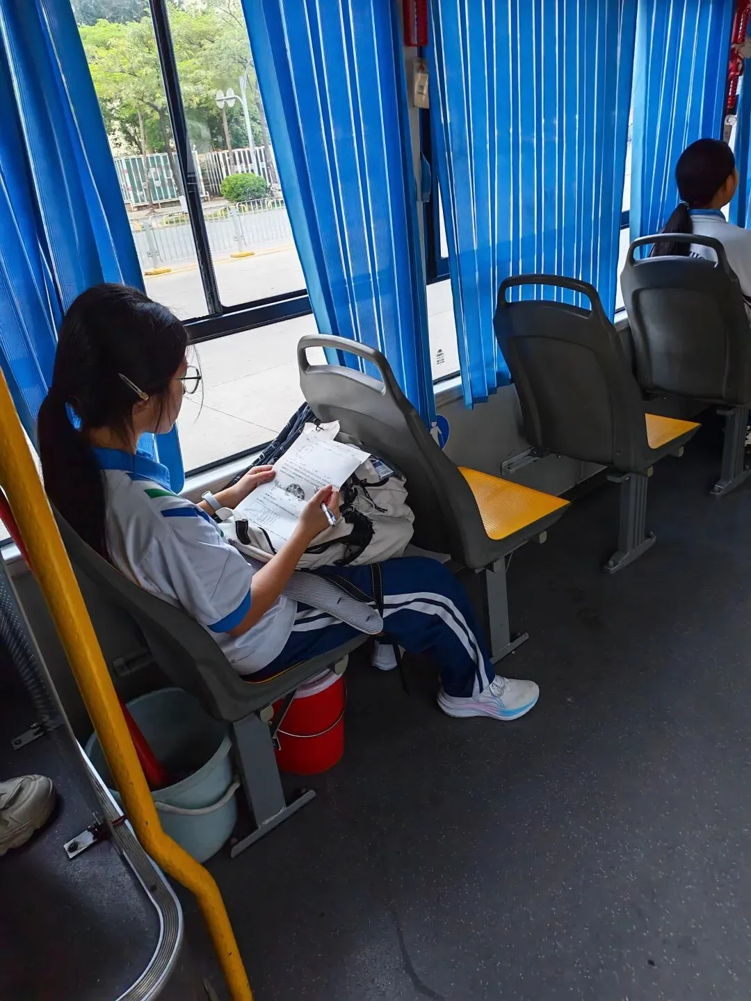 窗户边做试卷的女孩 第1张