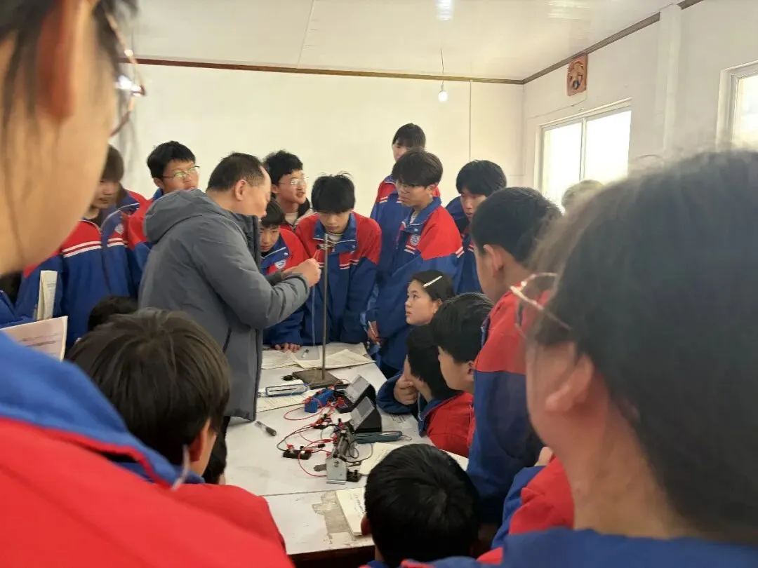精研实操砺锋芒 以组赋能迎中考——内黄县东方中学九年级理化生实验专项训练全面启动 第4张