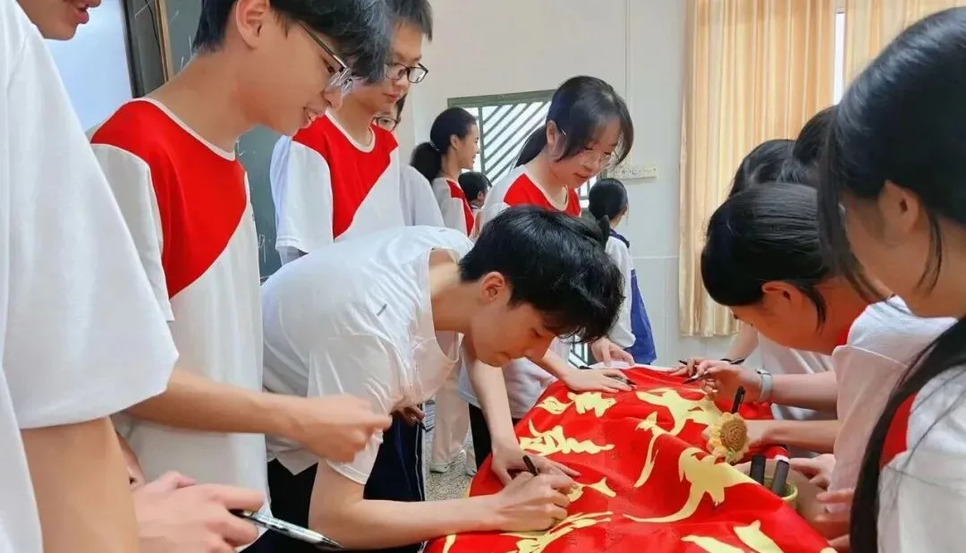 梅州市东山学校隆重举行2026年决胜中考动员大会 第14张