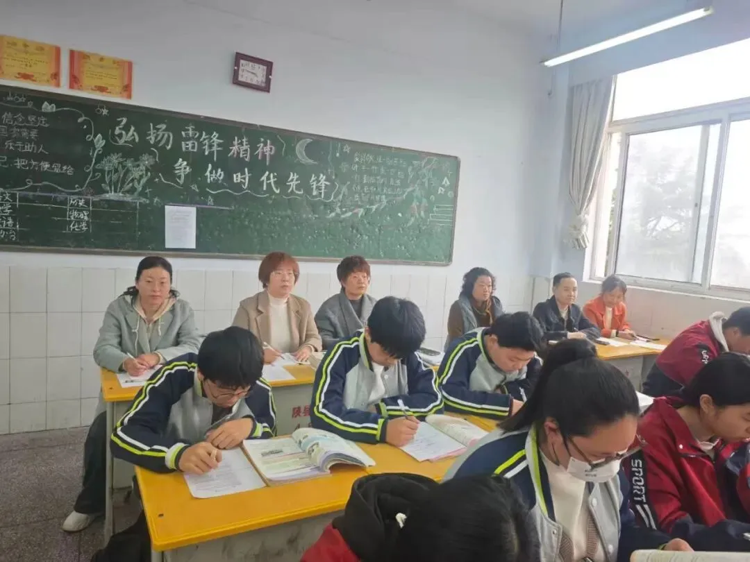 精准调研明方向 凝心聚力备中考——陕州区教师发展中心赴区二中调研九年级毕业班教学工作 第3张