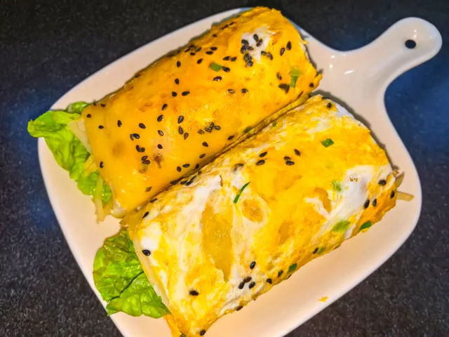 中考倒计时!初三儿子的早餐,自己在家做煎饼果子,比卖的还好吃 第3张