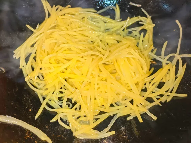 中考倒计时!初三儿子的早餐,自己在家做煎饼果子,比卖的还好吃 第6张