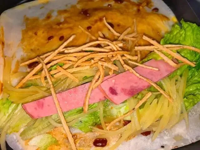 中考倒计时!初三儿子的早餐,自己在家做煎饼果子,比卖的还好吃 第8张