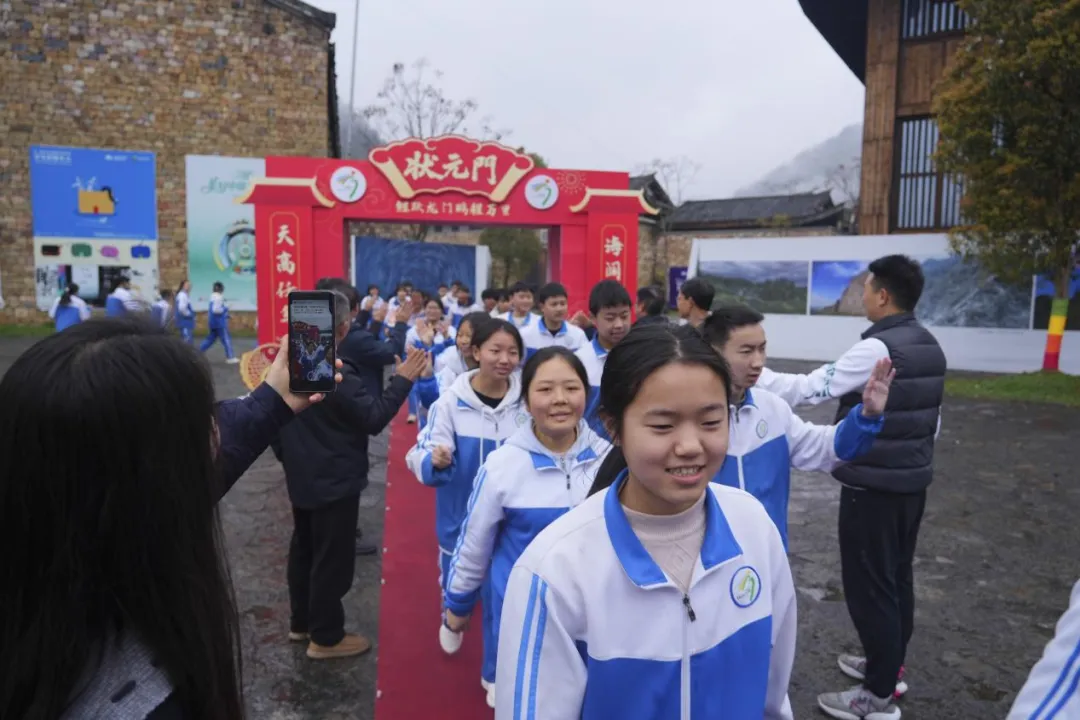 中考真题!2017-2025年中考(全科)语文、英语、数学试卷真题及答案汇总下载!3.24 第14张