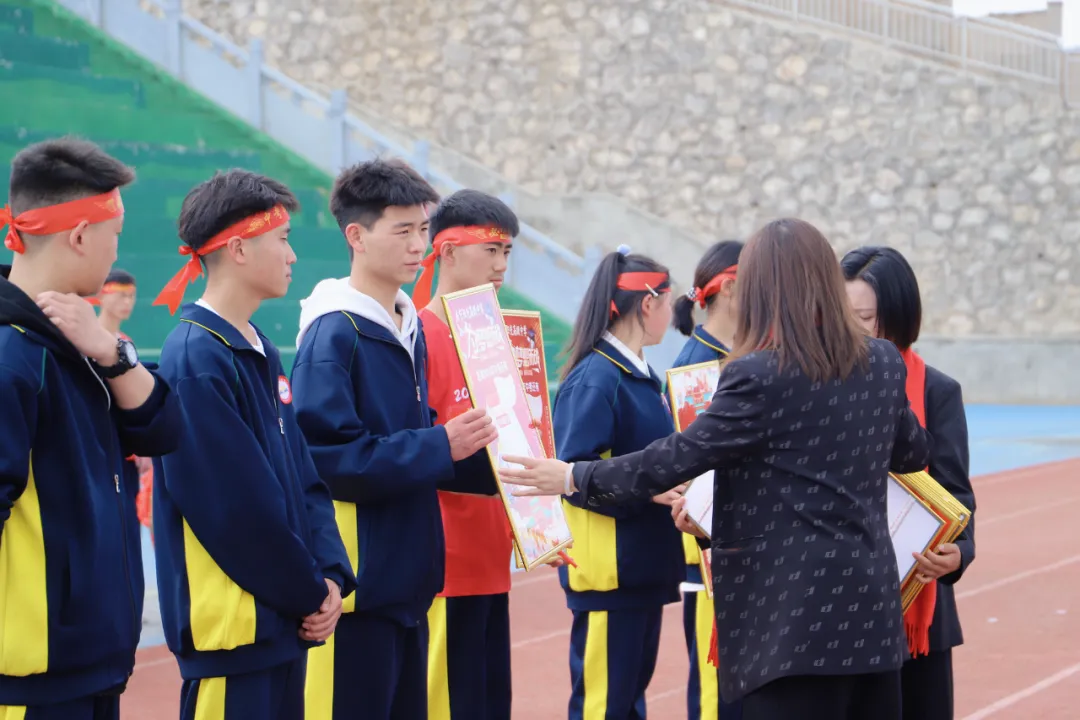 “点燃激情·赢在中考”冲刺中考誓师大会 第23张