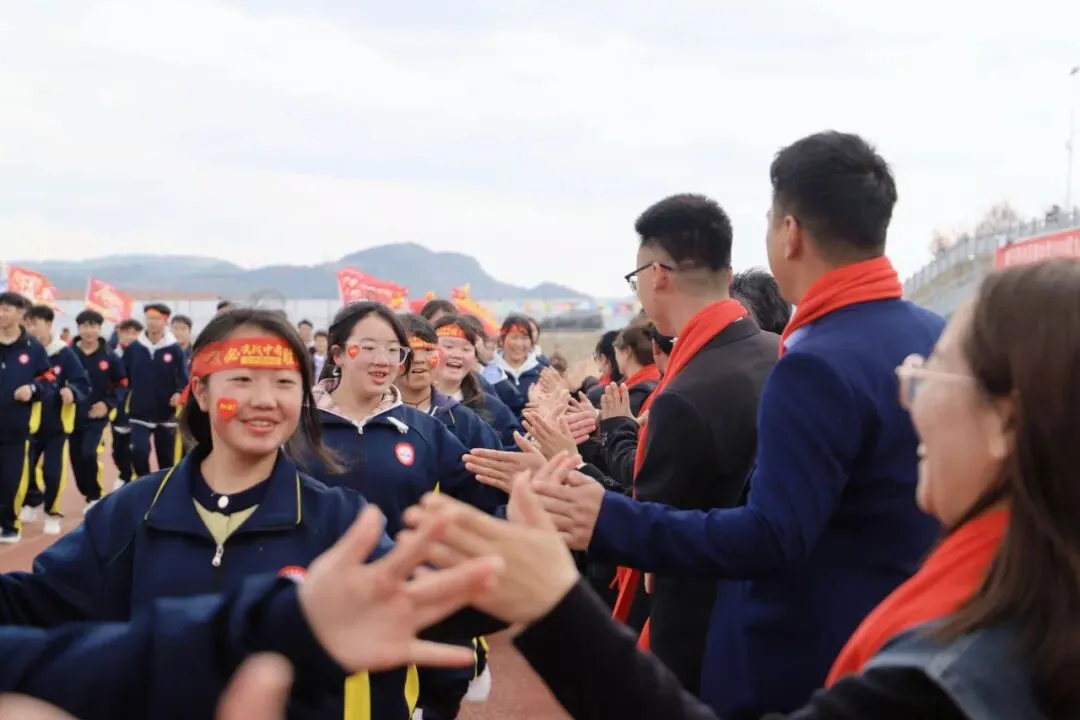 “点燃激情·赢在中考”冲刺中考誓师大会 第40张