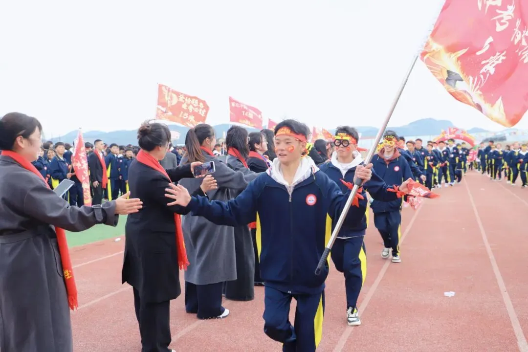 “点燃激情·赢在中考”冲刺中考誓师大会 第41张