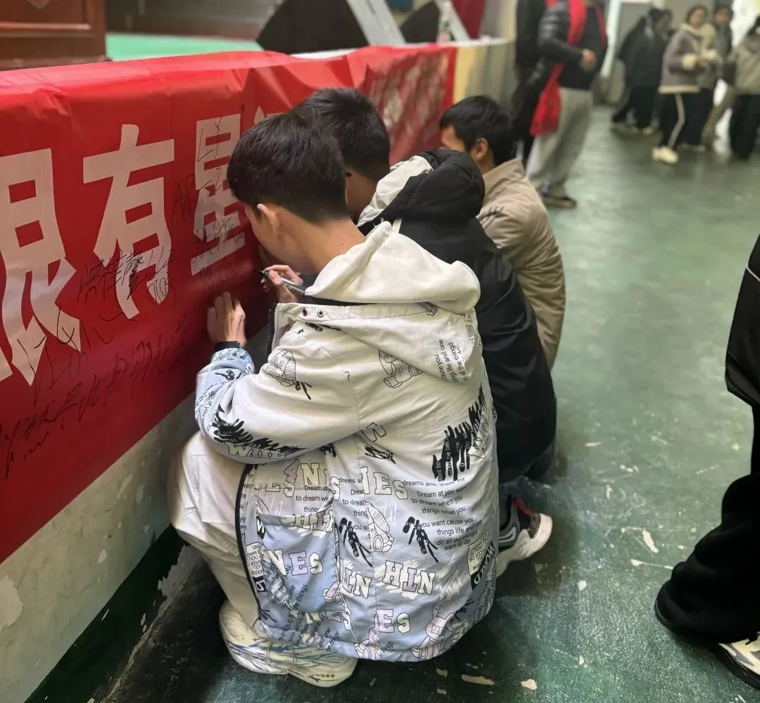 不负江南好春光 且以壮志赴中考 ——临湘市江南中学中考誓师大会纪实 第10张