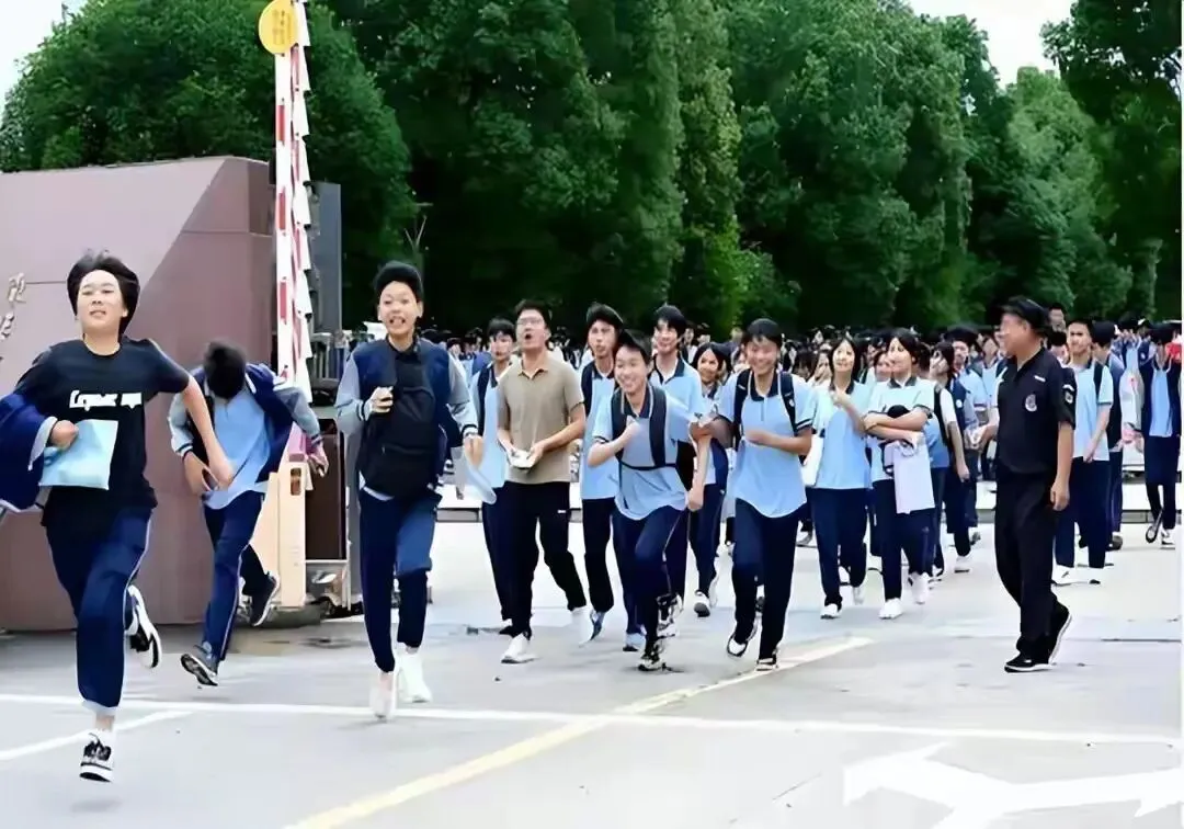 2026中考,你的“饭碗”从哪里来?张雪峰用最后的警告,道破了初中最残酷的真相 第7张 2026中考,你的“饭碗”从哪里来?张雪峰用最后的警告,道破了初中最残酷的真相 第7张