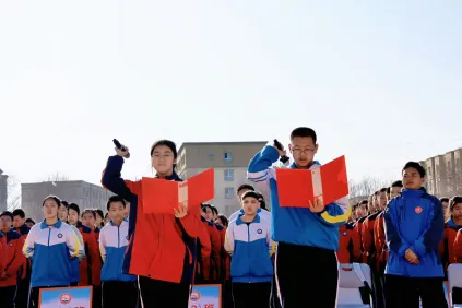 斗志昂扬!精河县这所学校举行中考百日誓师大会 第1张