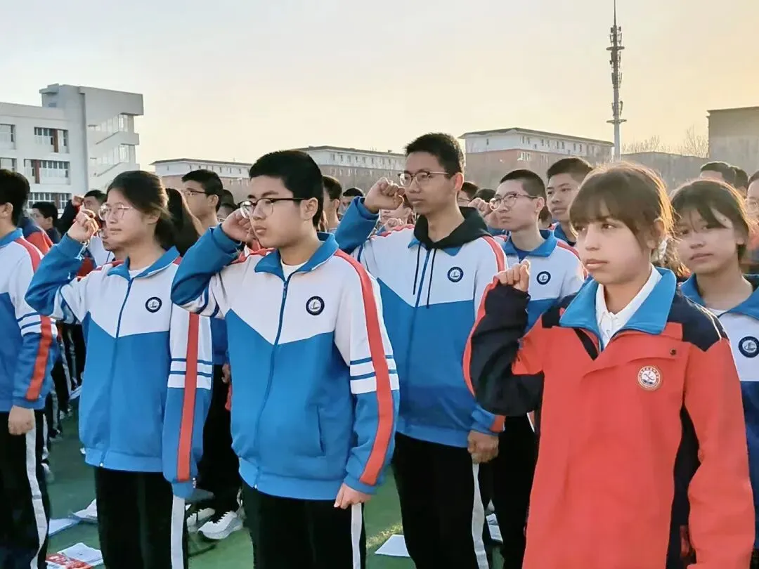 斗志昂扬!精河县这所学校举行中考百日誓师大会 第2张