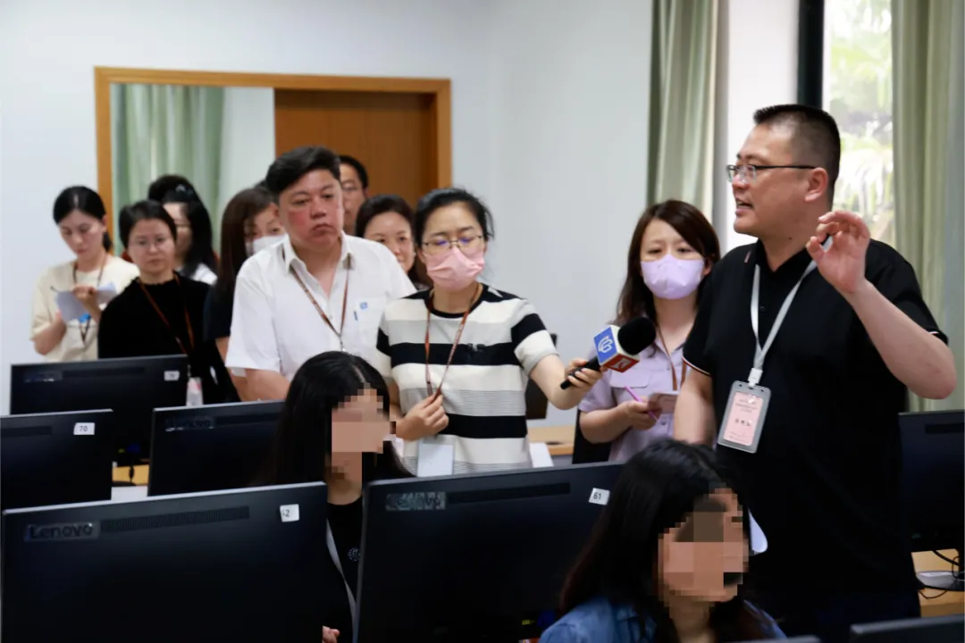 考生家长“探秘”评卷现场,高考试卷原来这样评 第5张 考生家长“探秘”评卷现场,高考试卷原来这样评 第5张