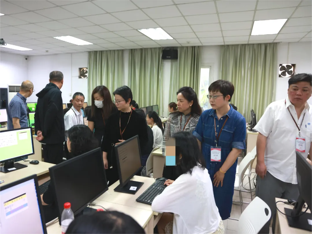 考生家长“探秘”评卷现场,高考试卷原来这样评 第6张 考生家长“探秘”评卷现场,高考试卷原来这样评 第6张