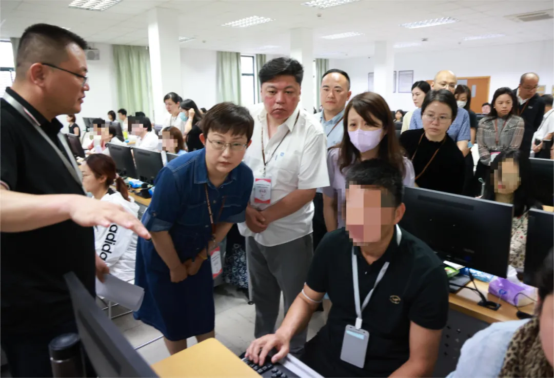 考生家长“探秘”评卷现场,高考试卷原来这样评 第7张 考生家长“探秘”评卷现场,高考试卷原来这样评 第7张