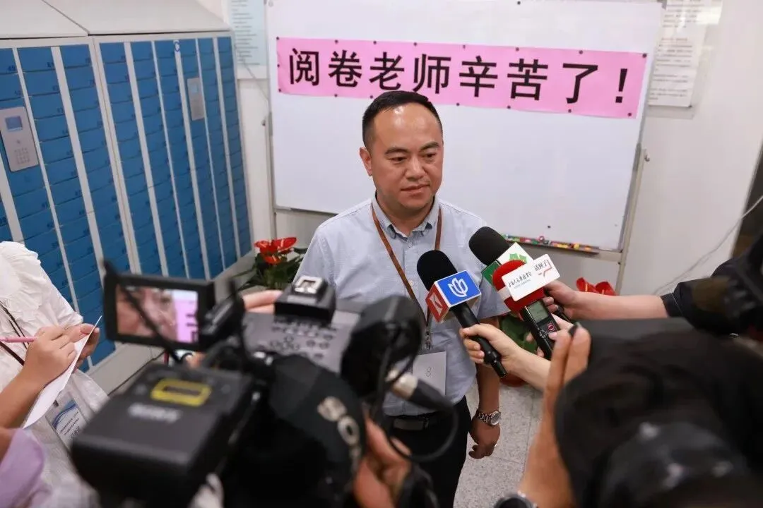 考生家长“探秘”评卷现场,高考试卷原来这样评 第8张 考生家长“探秘”评卷现场,高考试卷原来这样评 第8张