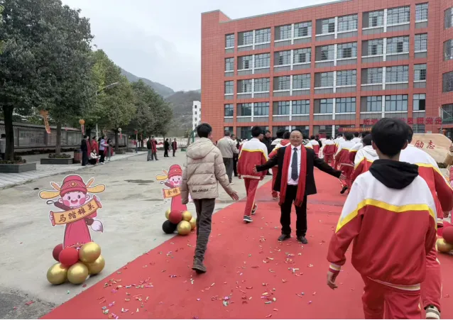 百日磨剑砺锋芒 誓师扬帆赴中考:大方县达溪镇坝子中学举行2026届百日冲刺誓师大会 第6张