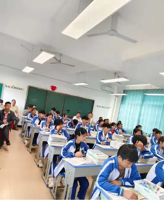 送教上门如春雨 精准赋能助中考——县研训学校赴志仲中学开展初三备考送教活动纪实 第5张