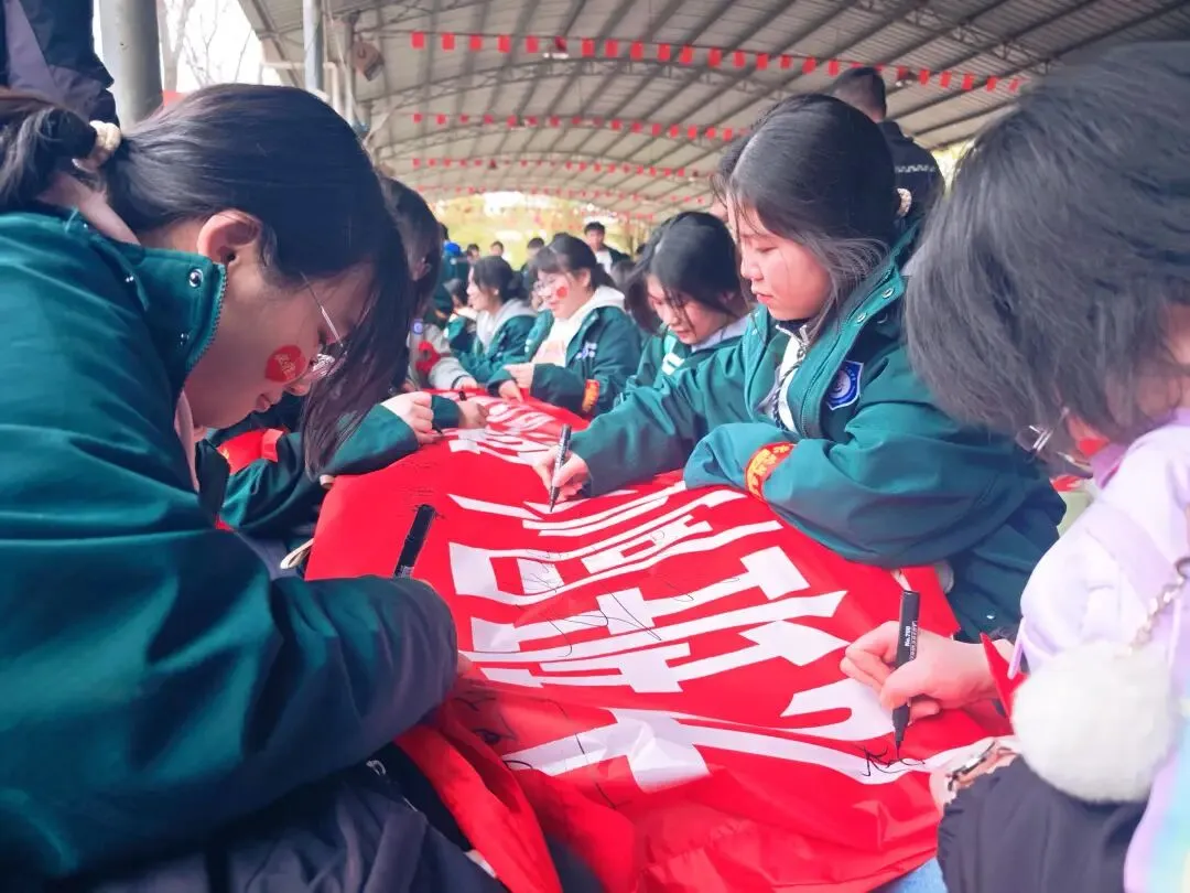 光谷二高高三学子 “不卷试卷 卷春风” 第45张 光谷二高高三学子 “不卷试卷 卷春风” 第45张