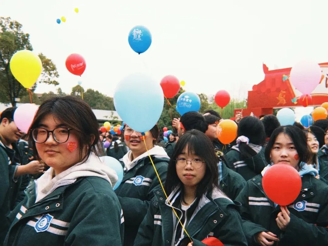 光谷二高高三学子 “不卷试卷 卷春风” 第46张 光谷二高高三学子 “不卷试卷 卷春风” 第46张